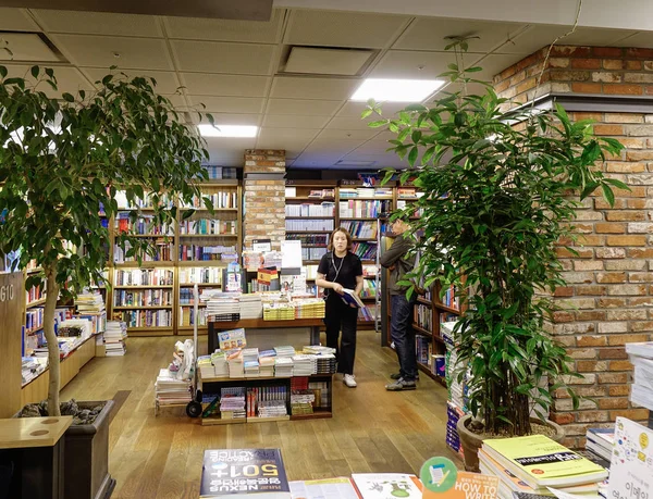 Inneneinrichtung der Buchhandlung in seoul, Korea — Stockfoto