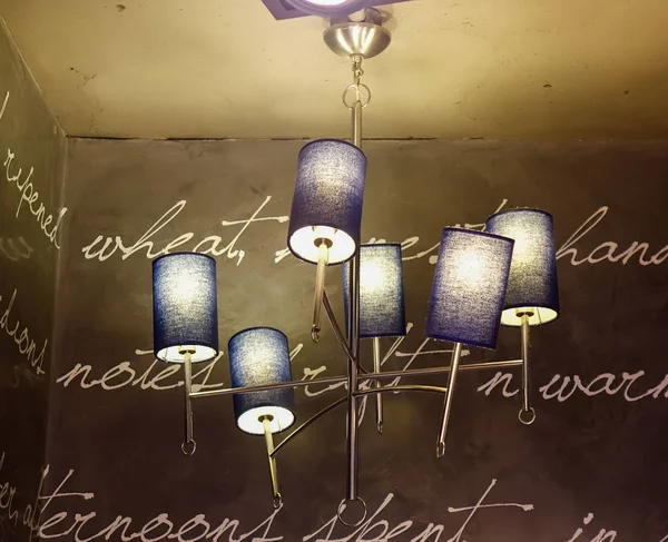 Konst lampor på taket kafé — Stockfoto