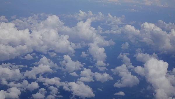 Céu azul com nuvens no dia ensolarado — Fotografia de Stock