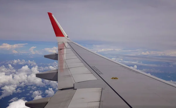 Un ala de avión a través de la ventana del avión — Foto de Stock