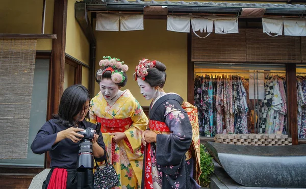 Geisha ubrana w tradycyjną sukienkę (kimono) — Zdjęcie stockowe