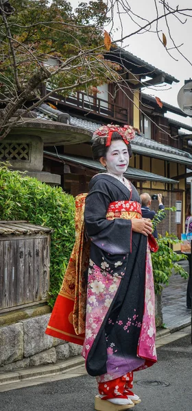 Gueixa vestindo vestido tradicional (quimono ) — Fotografia de Stock