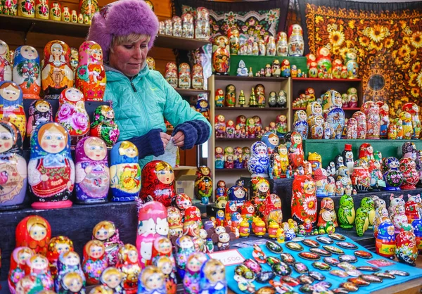 Verkopen Matryoshka poppen — Stockfoto