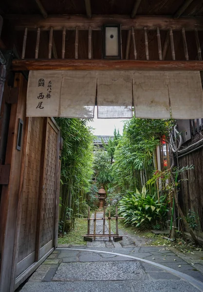 Edifícios de madeira antigos em Kyoto, Japão — Fotografia de Stock