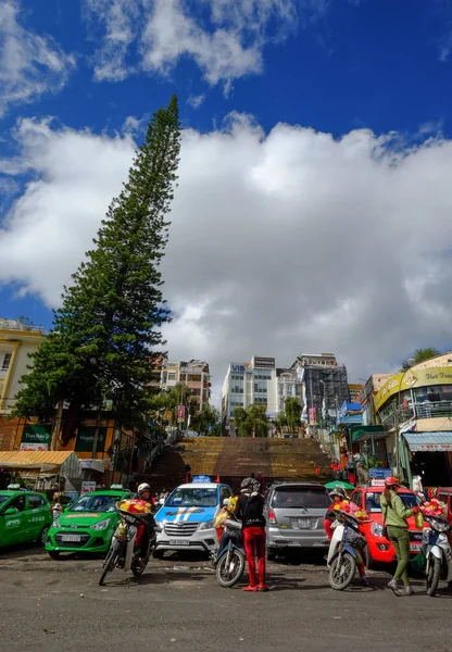 Straße in der Nähe des Hauptmarktes in Dalat, Vietnam — Stockfoto