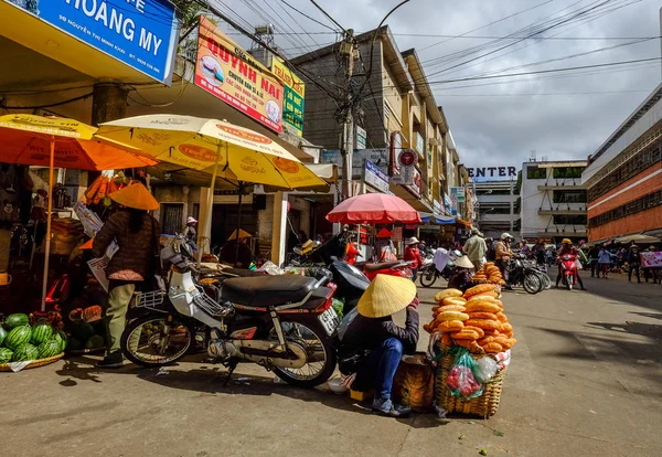 Venditori al mercato di strada a Dalat, Vietnam — Foto Stock