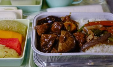 Ekonomi sınıfında servis edilen gıda