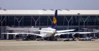 Havaalanındaki yolcu uçağı. 