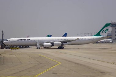 Havaalanındaki yolcu uçağı. 