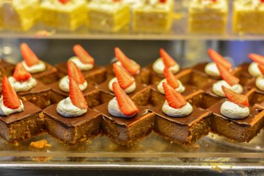 Büfe restoranda tatlı masa 