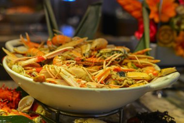 Otel restoranında deniz ürünleri büfe hattı