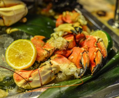 Otel restoranında deniz ürünleri büfe hattı