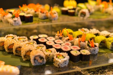 Açık büfe restoranda suşi rulo 