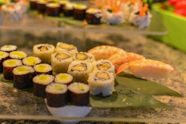 Açık büfe restoranda suşi rulo 