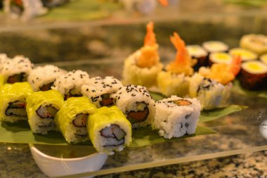 Açık büfe restoranda suşi rulo 