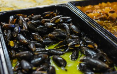 Sıcak soslu istiridye 