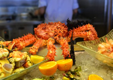 Otel restoranında deniz ürünleri büfe hattı