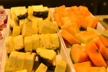 Sunuculu büfe masasında dilimlenmiş meyveli tabak