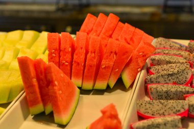 Sunuculu büfe masasında dilimlenmiş meyveli tabak