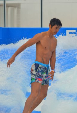 Flow Rider'da sörf yapıyor bir adam.