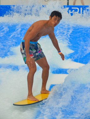 Flow Rider'da sörf yapıyor bir adam.