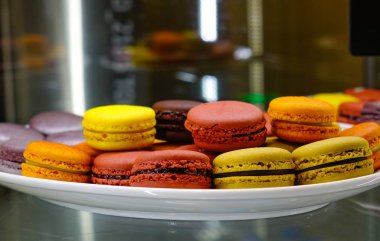 Büfe restoranda tatlı masa 