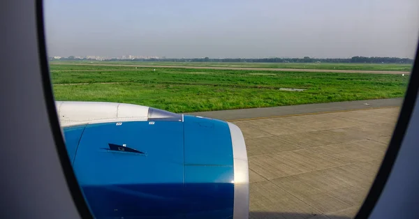 Niebieski silnik samolotu pasażerskiego — Zdjęcie stockowe