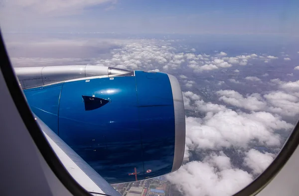 Motor azul do avião de passageiros — Fotografia de Stock