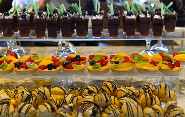 Sweet table at buffet restaurant — Stock Photo, Image
