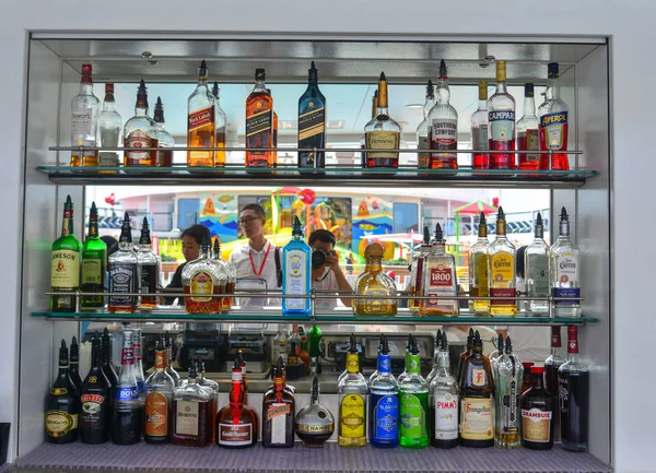 Borosüvegek a polcokon az étterem bárjában — Stock Fotó