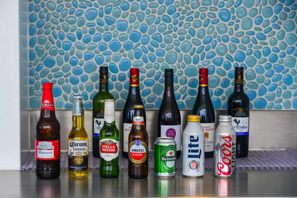 Botellas de vino en los estantes en el bar del restaurante — Foto de Stock