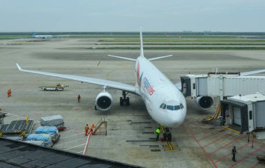 Havaalanındaki yolcu uçağı. 