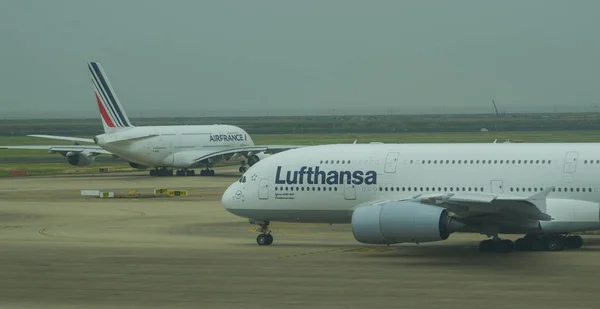 Passagerarflygplan på flygplatsen — Stockfoto