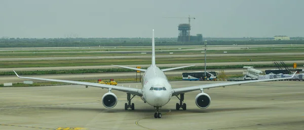 Passenger airplane at the airport — Stock Photo, Image