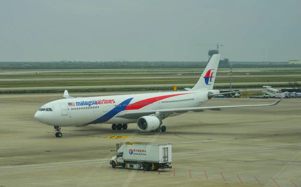 Passenger airplane at the airport — Stock Photo, Image