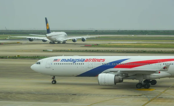 Passenger airplane at the airport — Stock Photo, Image