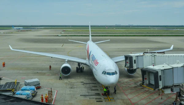 Passagierflugzeug auf dem Flughafen — Stockfoto