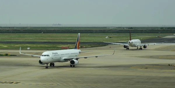 Passenger airplane at the airport — Stock Photo, Image