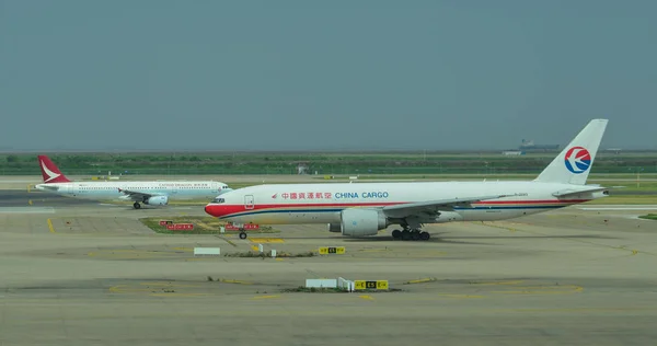 Avión de pasajeros en el aeropuerto — Foto de Stock