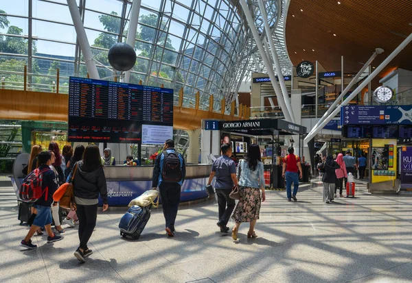Mensen op Kuala Lumpur Luchthaven — Stockfoto