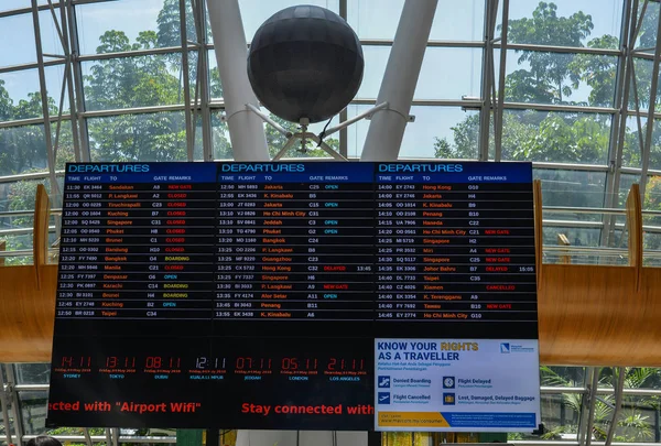 Electronic departures and arrivals board — Stock Photo, Image