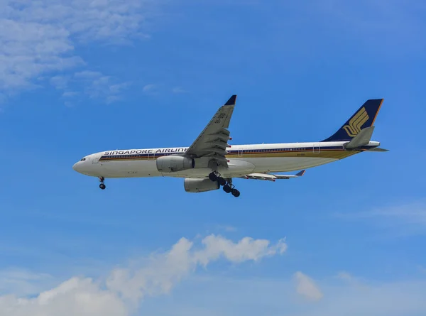 Passenger airplane landing at the airport — Stock Photo, Image