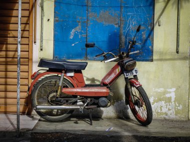 Sokakta bir Mobylette park 