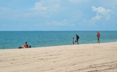 Yaz gününde el değmemiş kumlu plaj