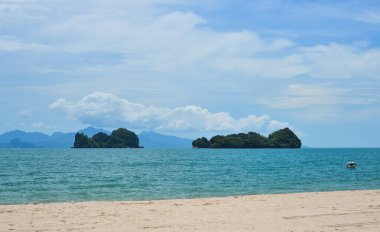 Yaz gününde el değmemiş kumlu plaj