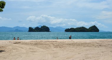 Yaz gününde el değmemiş kumlu plaj