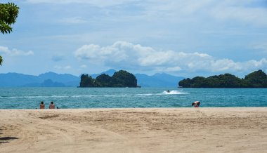 Yaz gününde el değmemiş kumlu plaj