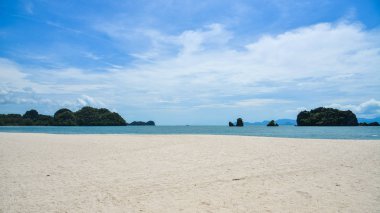 Yaz gününde el değmemiş kumlu plaj