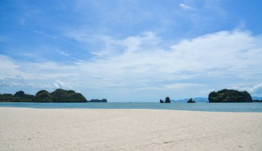 Yaz gününde el değmemiş kumlu plaj