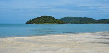 Yaz gününde el değmemiş kumlu plaj